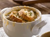 Soupe à l’oignon et petits croûtons maison