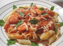 Penne rigate aux crevettes et sauce tomate
