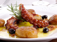 Poulpe grillé à l’ail et à l’huile d’olive