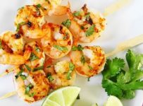 Brochettes de crevettes au curry