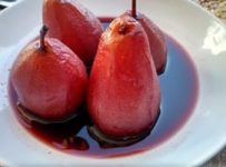 Poires pochées vin rouge et épices (Beaujolais)
