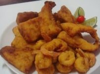 Fruits de mer et légumes frits en beignets